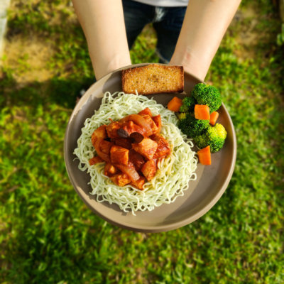 Image of Noodles covered in perilla fruit tomato sauce, served with chicken, freshly cooked vegetables and sides